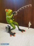 Figurka żaba wędkarz, zielona  - Obrazek 2