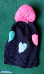 Czapka z pomponem S-L w serduszka - Obrazek 1