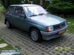 Zabytkowy Opel Corsa A 1.0 na żółtych tablicach - Obrazek 1