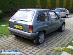 Zabytkowy Opel Corsa A 1.0 na żółtych tablicach - Obrazek 2
