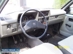 Zabytkowy Opel Corsa A 1.0 na żółtych tablicach - Obrazek 3