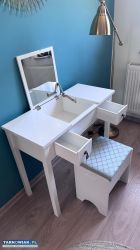 Sprzedam - toaletka z lustrem i taboretem. - Obrazek 3