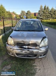 Toyota yaris 2003 po stłuczce. - Obrazek 1