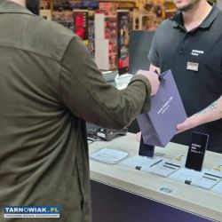 Sprzedawca na wyspie Samsung w Gemini Park - Obrazek 1