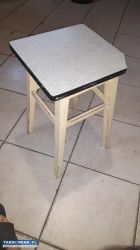 Klasyczny taboret drewniany - Obrazek 1
